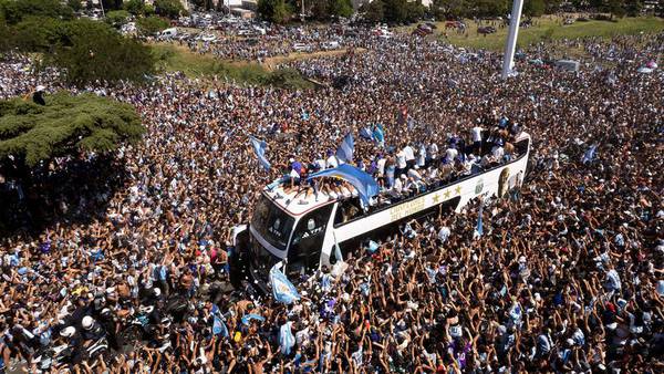 Evacúan en helicóptero a Messi y Selección tras festejo frustrado en Buenos Airesdfd