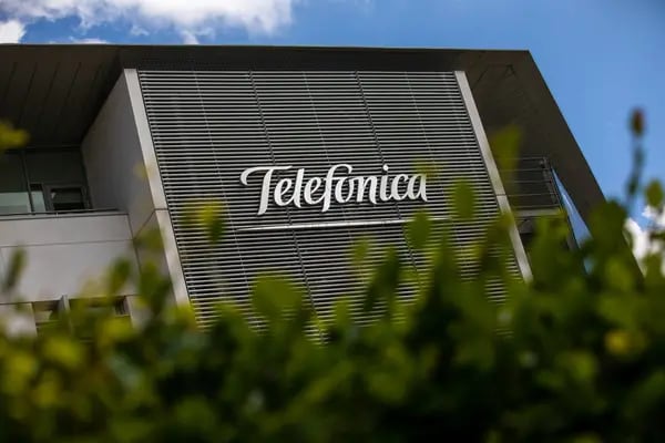 El logotipo de Telefónica se encuentra en el edificio de las oficinas 02, operado por Telefónica SA, en Slough, Reino Unido, el lunes 15 de junio de 2020.