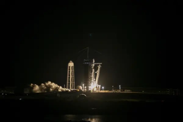 Un cohete Falcon 9 de SpaceX y la nave espacial Dragon se lanzan desde la plataforma de lanzamiento 39A del Centro Espacial Kennedy de la NASA, durante la misión Inspiration4 en Merritt Island, Florida, EE.UU., el miércoles 15 de septiembre de 2021. Fotógrafo: Eva Marie Uzcategui/Bloomberg