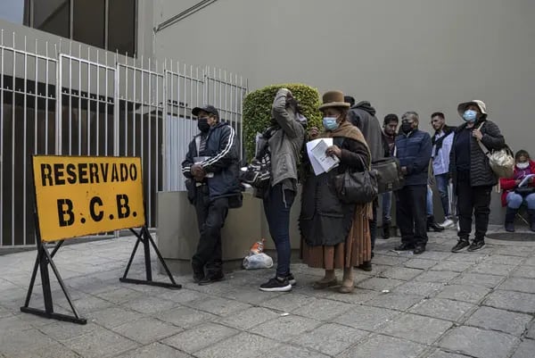 La gente espera en fila fuera del Banco Central de Bolivia en La Paz, Bolivia, el martes 21 de marzo de 2023.
