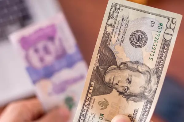 Dólar en Colombia ha bajado, pero debería costar $3.800 en promedio: ¿por qué?