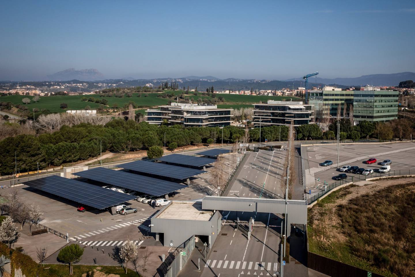 Paneles fotovoltaicos instalados por Sud Energies Renovables SL cubren las zonas de aparcamiento en la sede del Banco de Sabadell SA en Sant Cugat del Vallés, España, el miércoles 10 de marzo de 2021.