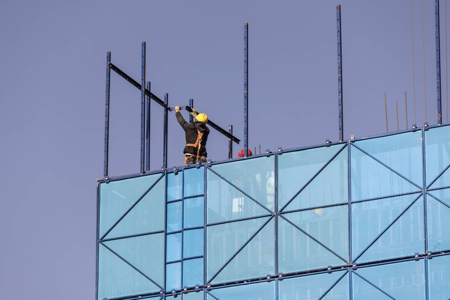 Un trabajador instala elementos de seguridad en una construcción