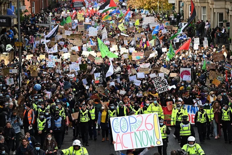 Manifestantes se unen a la marcha Fridays For Future (Viernes por el futuro), en Glasgow, el 5 de noviembre. Fotógrafo: Jeff J Mitchell/Getty Images Europedfd