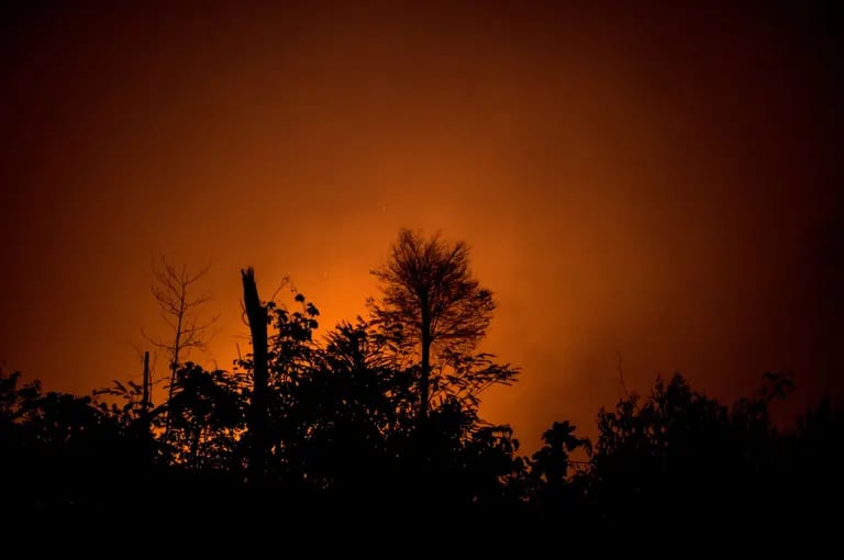 Cielo nocturno iluminado por el resplandor del fuego que arde en la Amazonía, septiembre 2019.dfd
