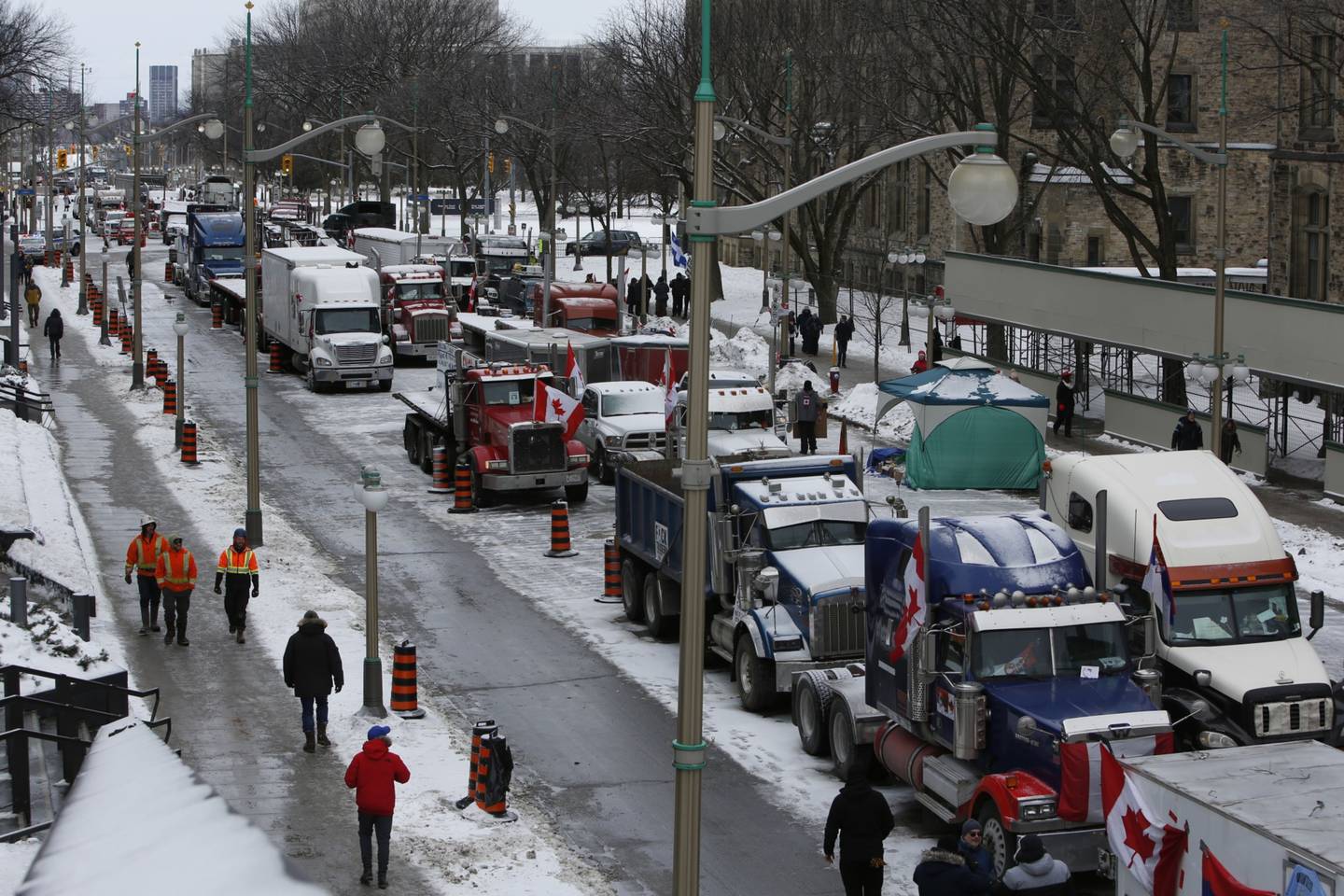 Los camiones del "Freedom Convoy" bloquean las calles del centro durante una manifestación en Ottawa, Ontario, Canadá, el jueves 3 de febrero de 2022.dfd