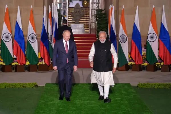 Narendra Modi, primer ministro de la India, a la derecha, y Vladimir Putin, presidente de Rusia, en Nueva Delhi, India, el lunes 6 de diciembre de 2021.