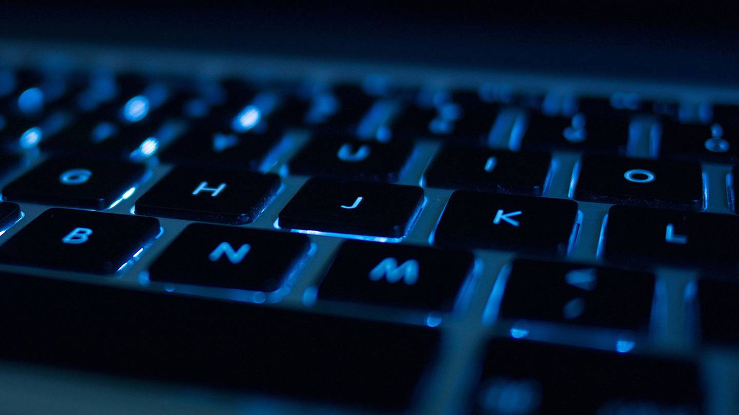 Hacker informático escribiendo en el teclado Fotógrafo: Oliver Nicolaas Ponder / EyeEm a través de Getty Images