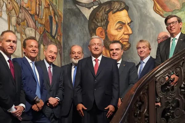 AMLO flanqueado a su derecha por el empresario Carlos Slim y a su izquierda por el presidente del Consejo Coordinador Empresarial, Francisco Cervantes. (Cortesía: Gobierno de México)