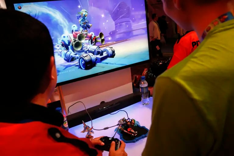 Asistentes juegan al juego Skylanders de Activision Blizzard Inc. durante la E3 Electronic Entertainment Expo en Los Ángeles, California, Estados Unidos, el miércoles 17 de junio de 2015dfd