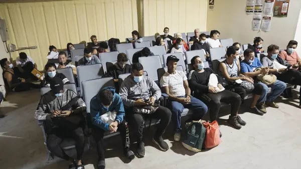 EE.UU. apuesta a que nueva norma ayude a lidiar con caos en la frontera surdfd