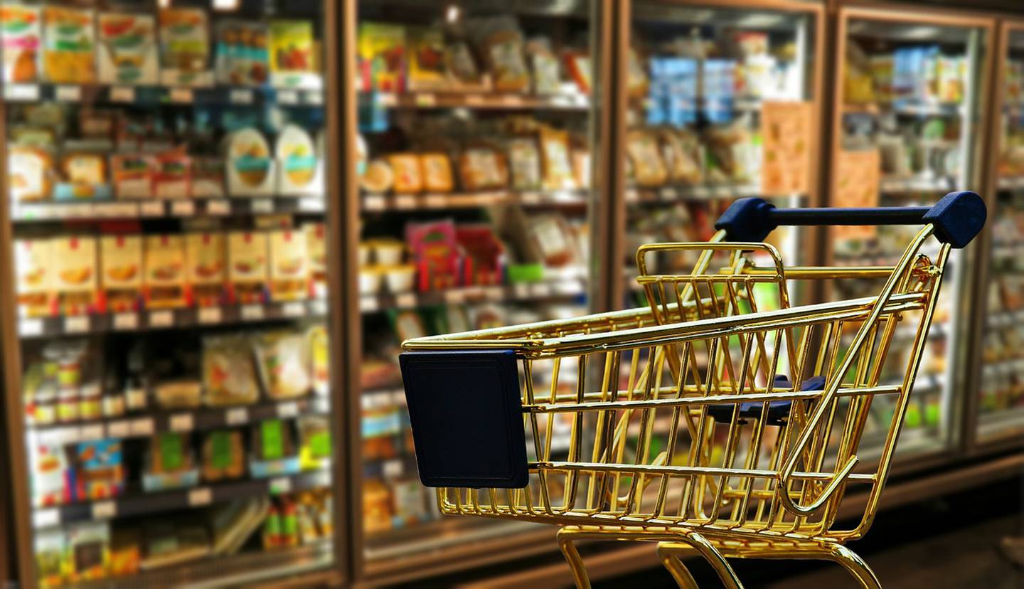 Compras de supermercado de alimentos y bebidas no alcohólicas cuestan 21.08% más