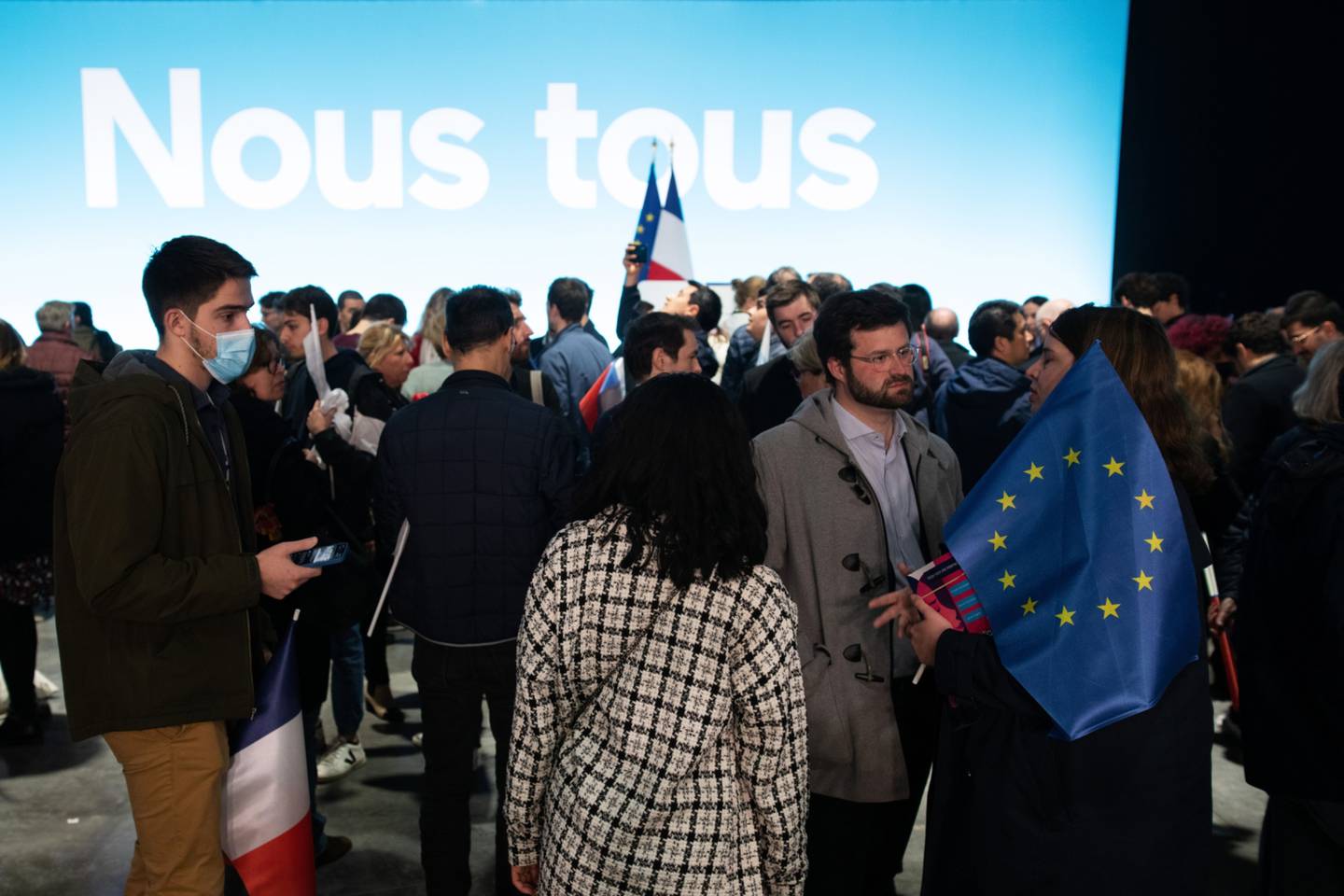 Macron obteve cerca de 29% dos votos em comparação com cerca de 24% para Le Pen, de acordo com projeções de pesquisas