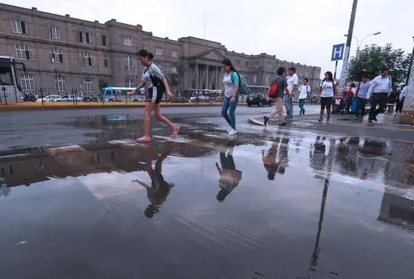 Lluvias moderadas caerán en algunos distritos de Lima, la capital de Perú, este fin de semana. El paso del ciclón Yaku frente a la costa peruana ha impactado con fuerza a regiones del norte del país.