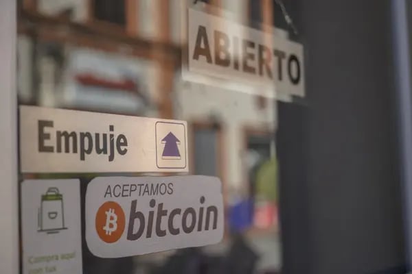 El gobierno salvadoreño trata de impulsar la adopción de la criptomoneda con la Ley Bitcoin, en ese marco invierte en el criptomercado.