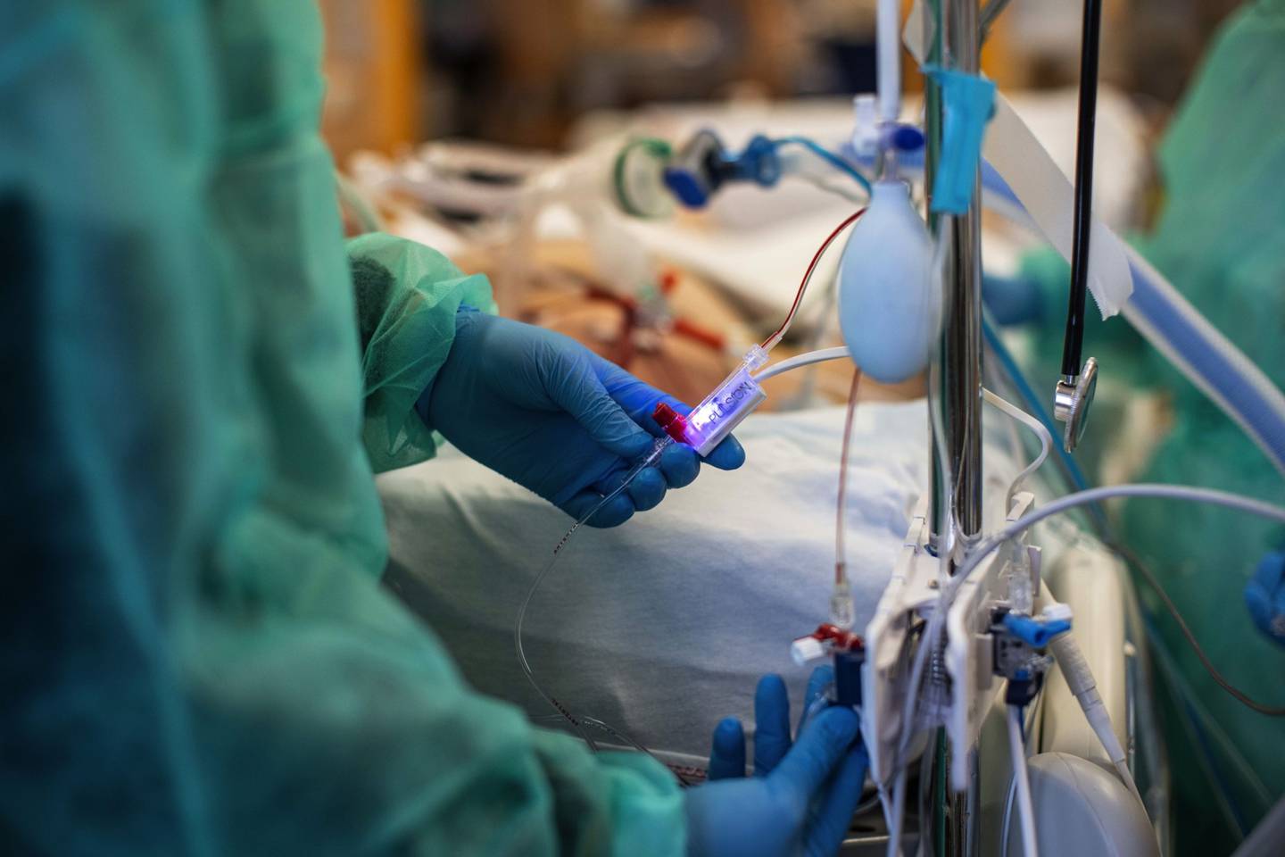 Un trabajador sanitario inspecciona los tubos intravenosos en la sala de la UCI del Hospital Universitario General de Praga, República Checa, el viernes 26 de marzo de 2021.