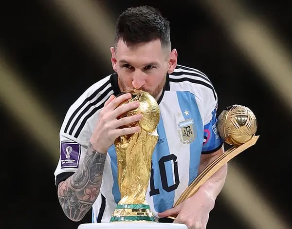 Lionel Messi besa el Trofeo del Ganador de la Copa Mundial de la FIFA Catar 2022.