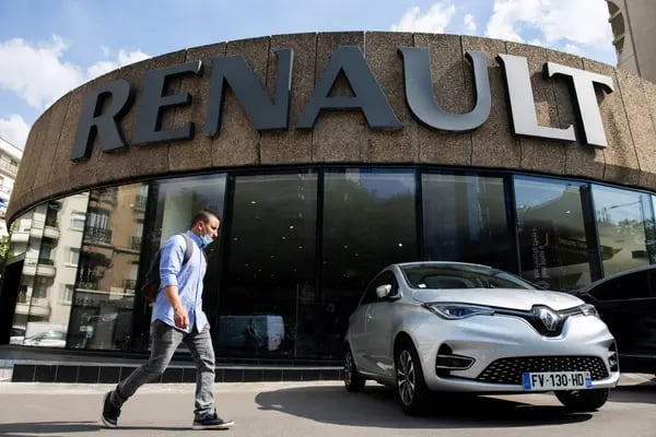 Un automóvil eléctrico Renault Zoe fuera de una sala de exposición de Renault SA en París, Francia, el miércoles 9 de junio de 2021.