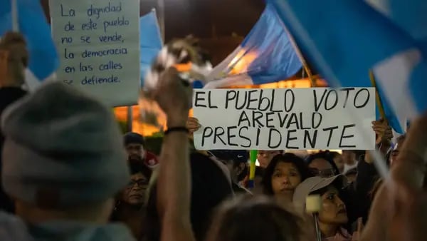 Guatemala: exigen que fiscales detengan persecución contra partido de presidente electodfd