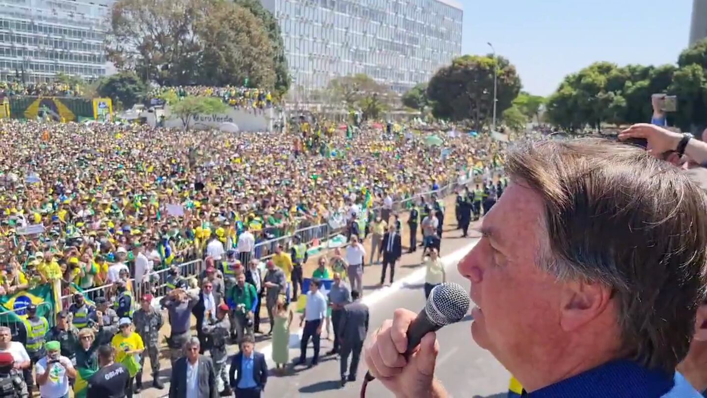 Jair Bolsonaro discursa a apoiadores em Brasília