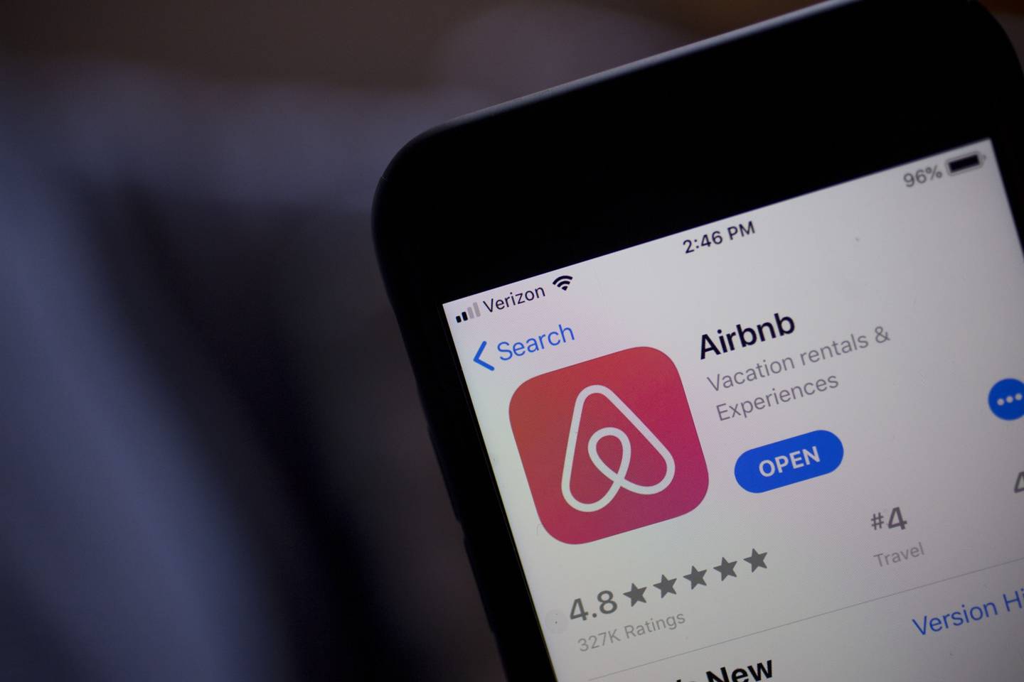 La aplicación de Airbnb Inc. en la App Store en un iPhone de Apple Inc. en una fotografía tomada en Arlington, Virginia, EE.UU., el viernes 8 de marzo de 2019.