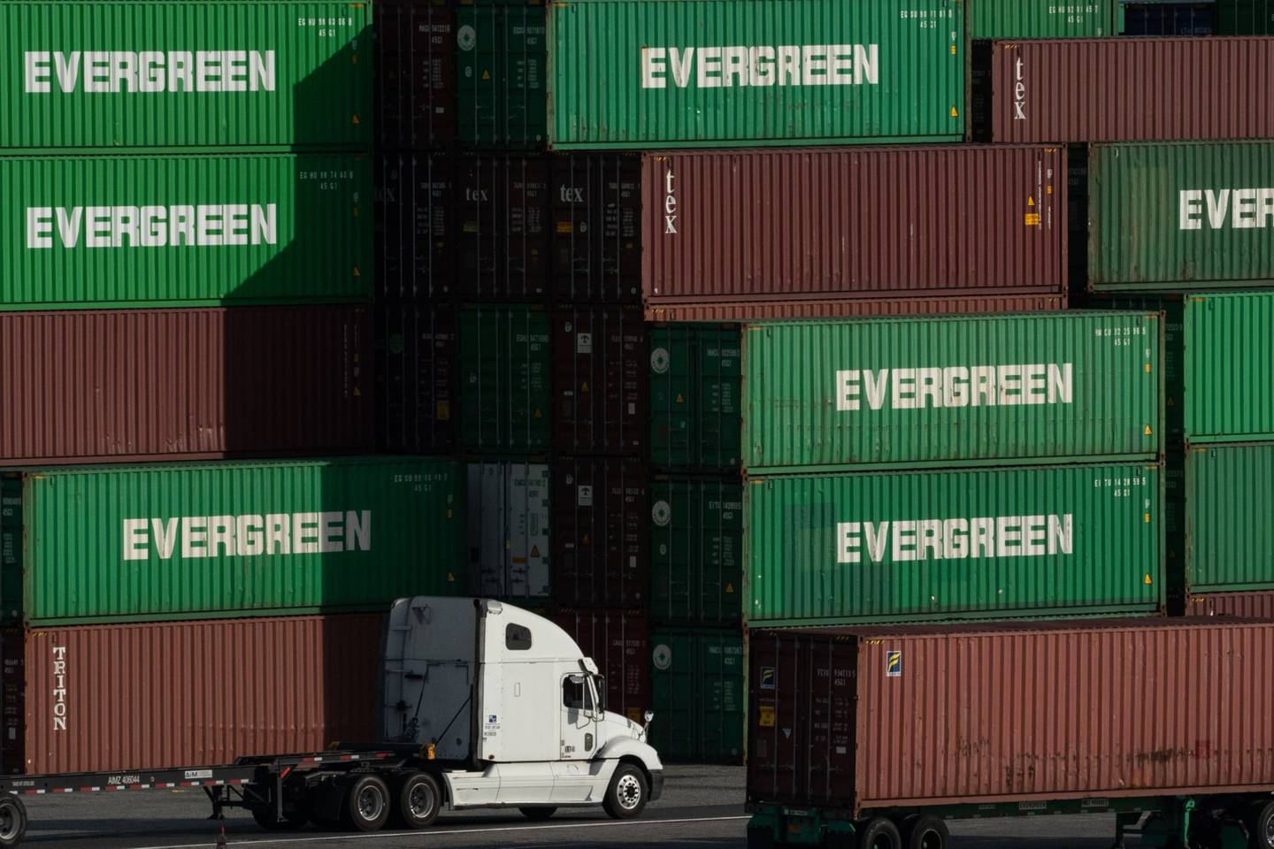 Un camión pasa por los contenedores Evergreen Marine Corp.  en la terminal en el puerto de Los Angeles en Los Angeles, California, EE. UU.