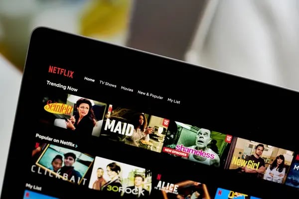 Acciones de Netflix caen sobre 30% tras pérdida masiva de suscriptores