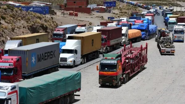 Transportistas bolivianos pierden unos US$ 109.000 por día por bloqueos en Perúdfd