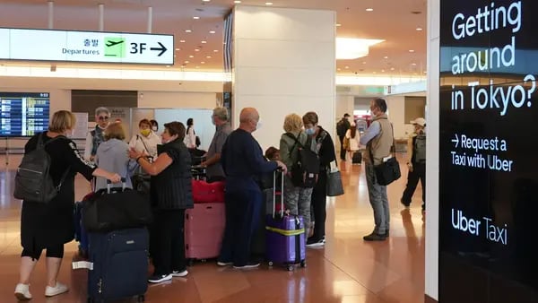 Ola de turistas en Japón hace que los hoteles y  taxis busquen personaldfd