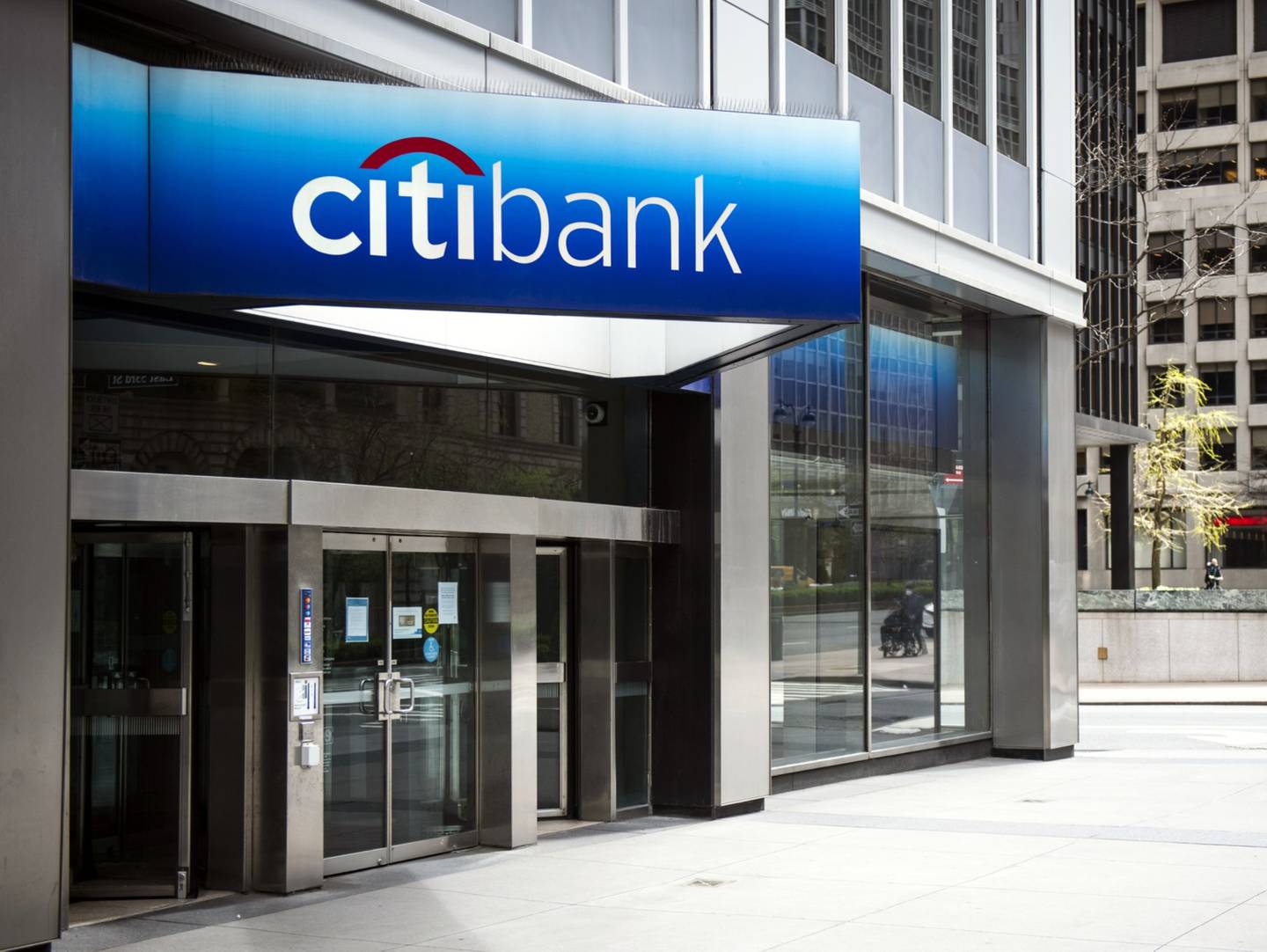 Se ve una acera vacía frente a una sucursal de Citigroup Inc. sucursal de Citibank en Nueva York, Estados Unidos, el viernes 10 de abril de 2020.