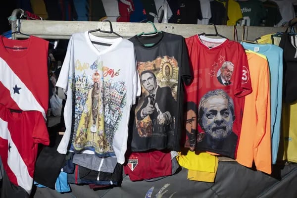 Un vendedor vende camisetas en apoyo de Jair Bolsonaro, presidente de Brasil, y Luiz Inácio Lula da Silva, expresidente de Brasil, durante el festival Cirio de Nazare en Belem, Brasil, el sábado 8 de octubre de 2022.
