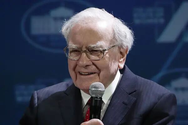 Warren Buffett faz elogio a empresas japonesas do seu portfólio e impulsiona açõesdfd
