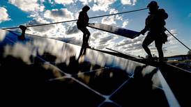 Techos solares florecen en México pese a política energética   