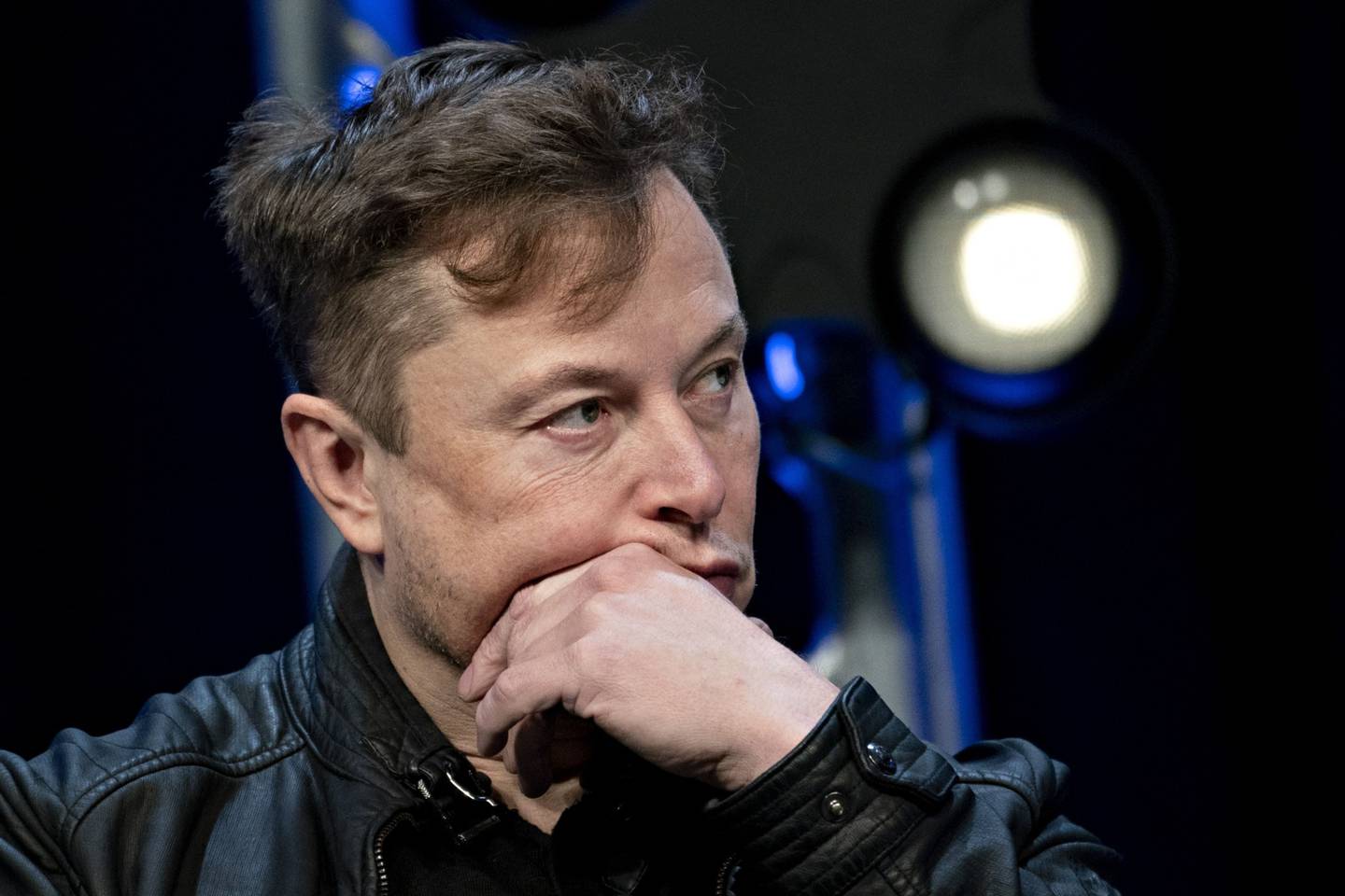 El empresario debió vender 4.5 millones de acciones de Tesla Inc.dfd