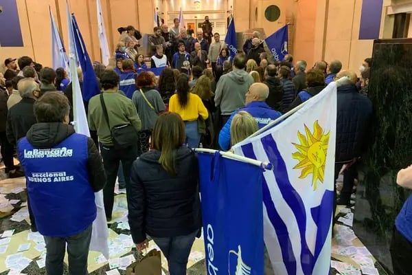 Una delegación del sindicato de bancarios uruguayos acompañó el miércoles 15 una movilización de trabajadores de Citi en Buenos Aires. Foto: AEBU.