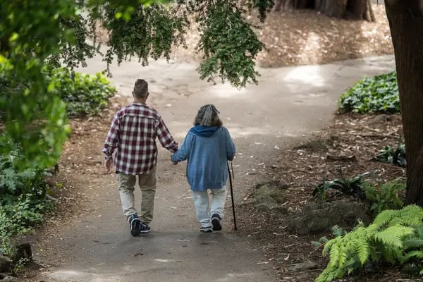 Una pareja de ancianos se toma de la mano mientras camina por un sendero en el parque Golden Gate en San Francisco, California, Estados Unidos, el jueves 21 de junio de 2018.