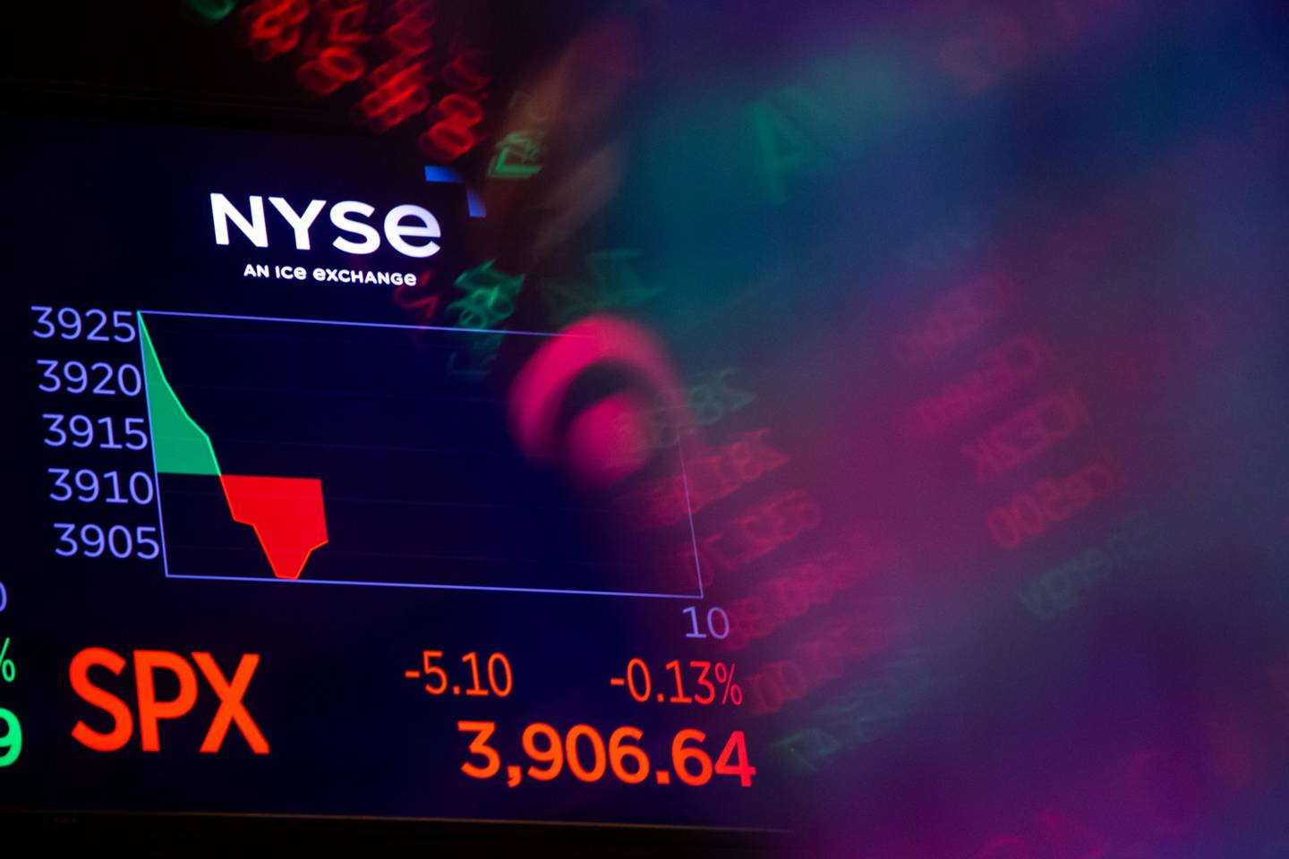 Un monitor con información bursátil en el parqué de la Bolsa de Nueva York (NYSE) en Nueva York, Estados Unidos, el lunes 27 de junio de 2022.
