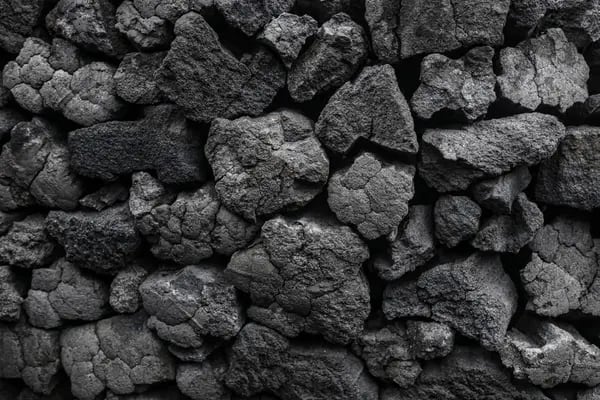 Una pila de carbón en un mercado mayorista de carbón. .