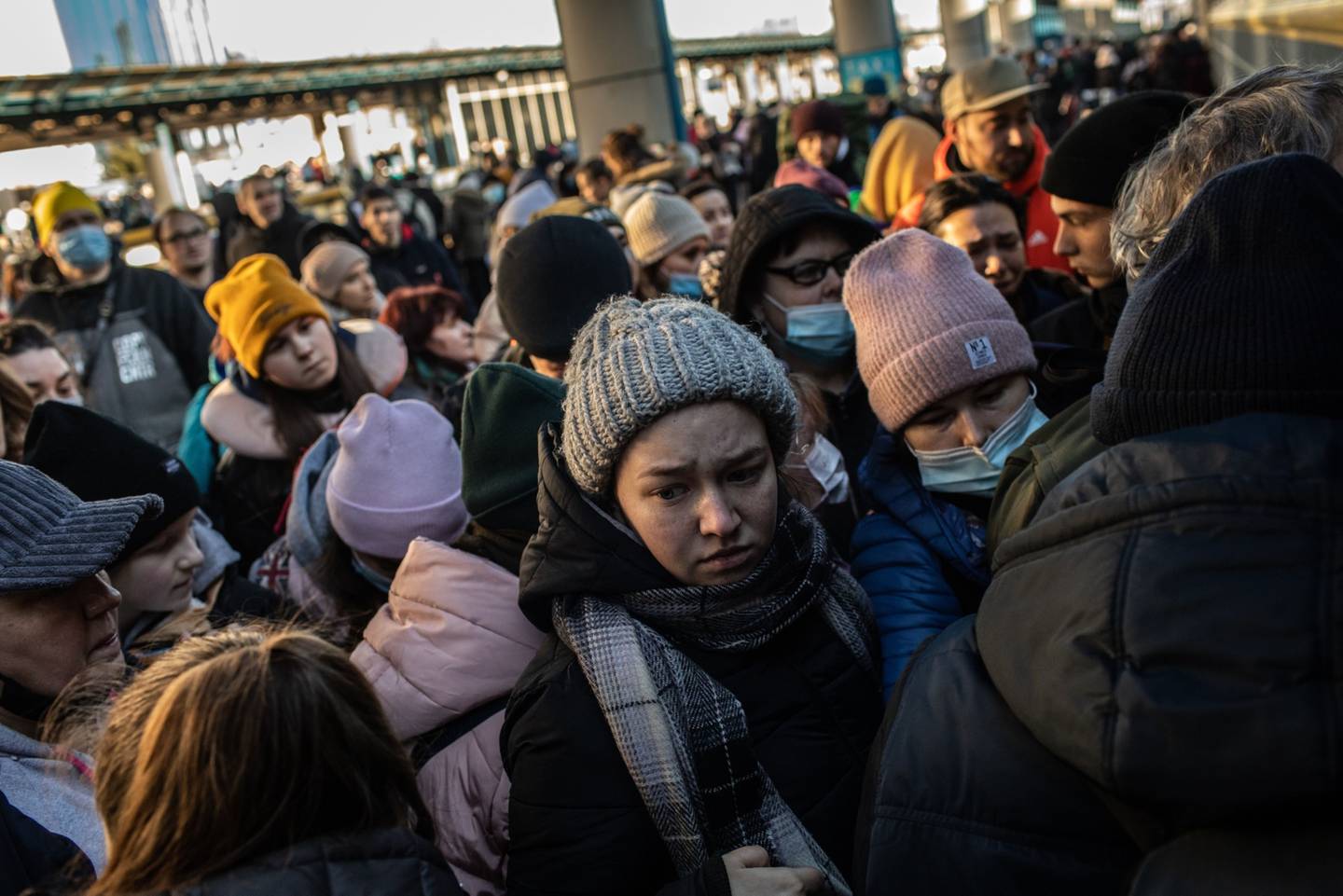 Los ucranianos desplazados que quieren abandonar la capital suben a un tren en la estación central de Kiev.