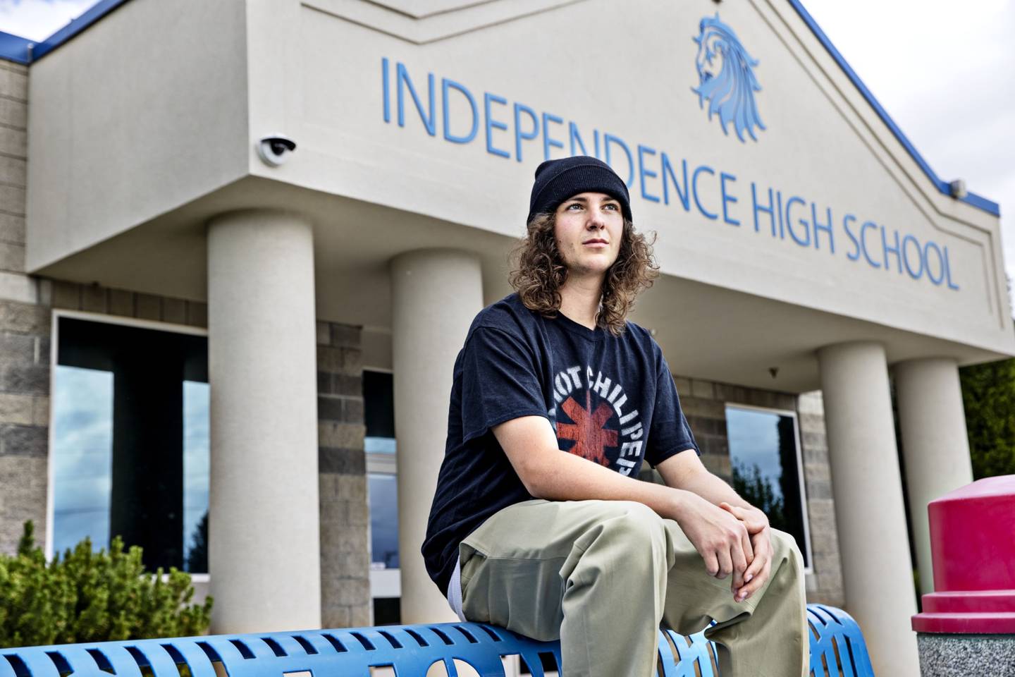 Sam Jay Wren es fotografiado en el exterior del Independence High School en Provo, Utah, Estados Unidos, el sábado 28 de mayo de 2022. Debido a los costos desmesurados de la universidad hoy en día, Wren se inscribirá en una escuela de comercio después de la graduación.