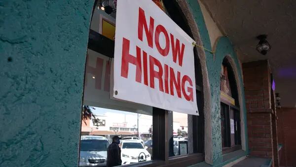 Vagas de empregos sobem acima do esperado em agosto nos EUA e derrubam as bolsasdfd