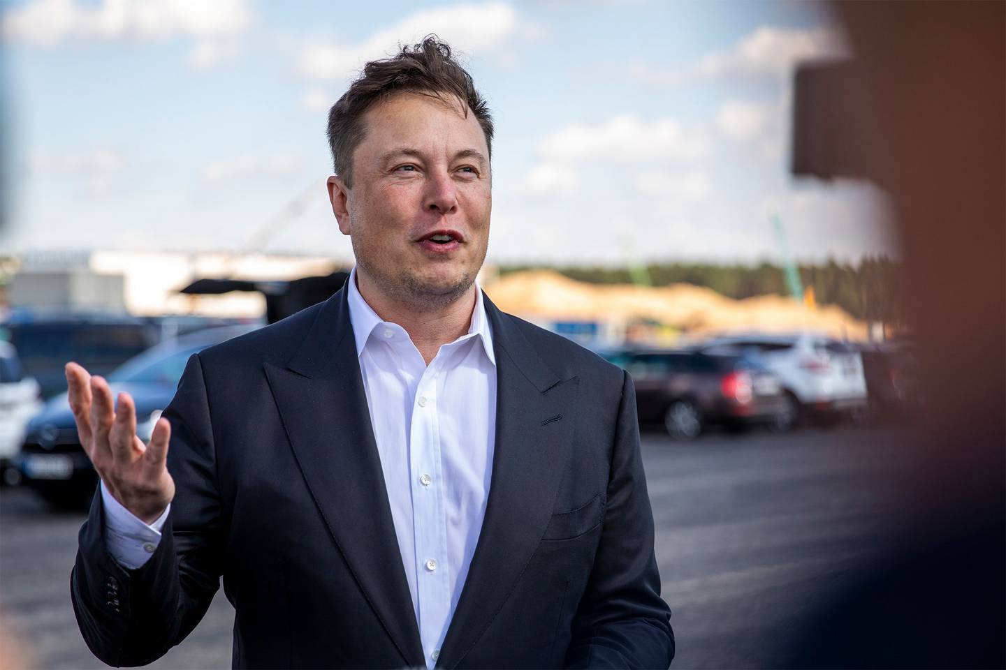 FUERSTENWALDE, ALEMANIA - 03 DE SEPTIEMBRE: El jefe de Tesla, Elon Musk, llega para echar un vistazo al sitio de construcción de la nueva Gigafábrica de Tesla cerca de Berlín el 03 de septiembre de 2020 cerca de Gruenheide, Alemania. (Foto de Maja Hitij/Getty Images)