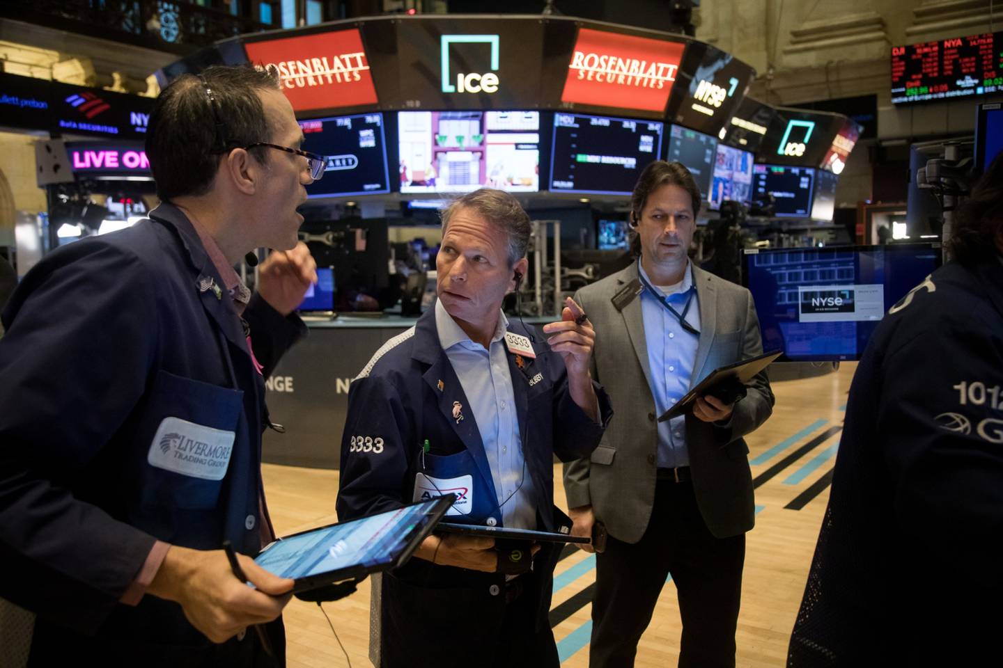 Traders work on the floor of the New York Stock Exchange (NYSE) in New York, US. Photographer: Michael Nagle/Bloomberg