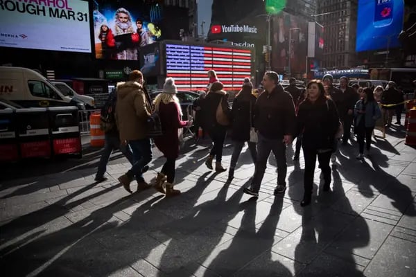 Pedestres na Times Square, em Nova York