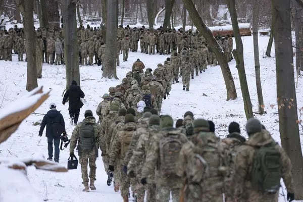 Participantes civiles de una unidad de Defensa Territorial de Kiev entrenan un sábado en un bosque el 22 de enero de 2022 en Kiev, Ucrania.