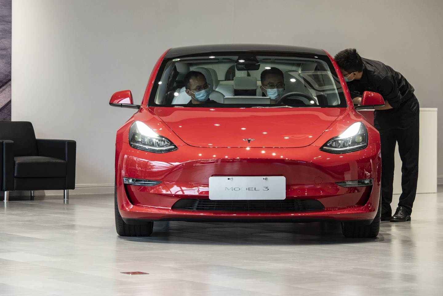 Imagen de un salón de muestra de Tesla en Shanghái