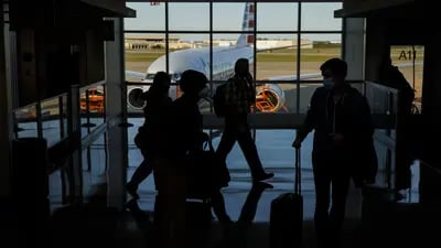 Pasajeros pasan frente a un avión de American Airlines Group Inc. en el Aeropuerto Internacional de Tulsa (TUL) en Tulsa, Oklahoma, Estados Unidos, el jueves 1 de octubre de 2020.  Fotógrafo: Patrick T. Fallon/Bloomberg