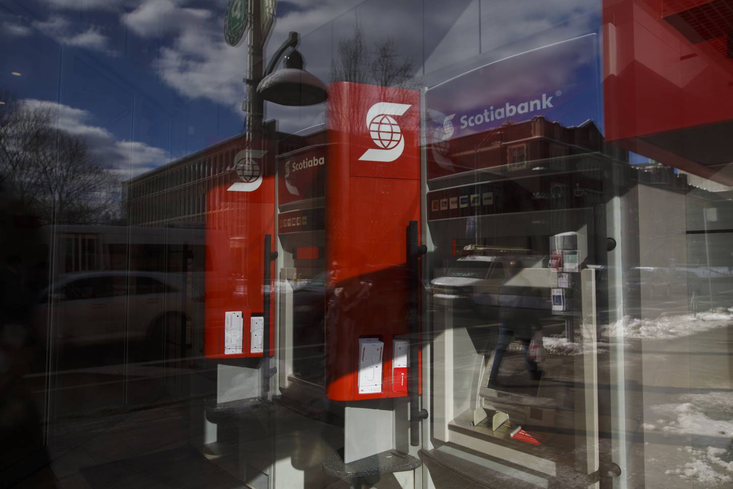 Cajeros automáticos (ATM) en una sucursal bancaria de Bank of Nova Scotia en Toronto.