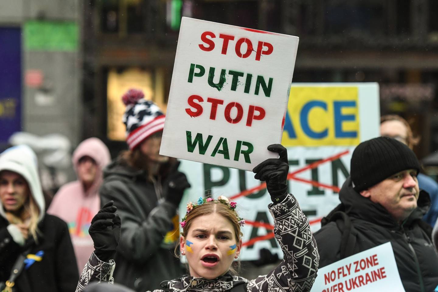Foto: Manifestantes protestando por la invasión rusa de Ucrania en Times Square, Nueva York: Stephanie Keith/Bloomberg