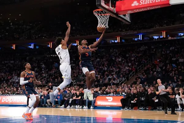 Immanuel Quickley, de los New York Knicks, entra a canasta contra los Utah Jazz durante un partido en el Madison Square Garden el 11 de febrero.